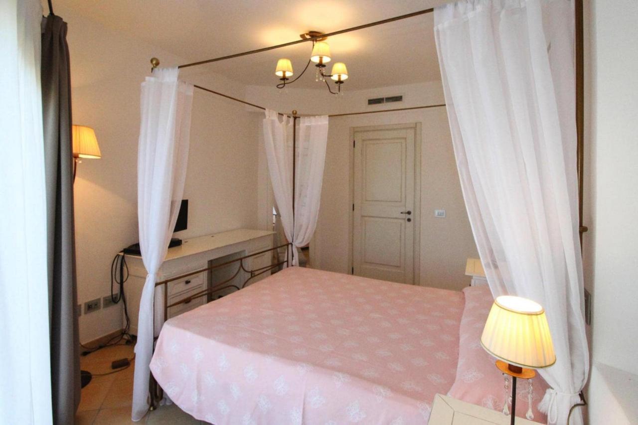 Holiday House, La Conia Cannigione Apartment ภายนอก รูปภาพ