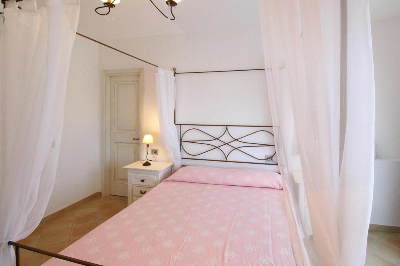 Holiday House, La Conia Cannigione Apartment ภายนอก รูปภาพ